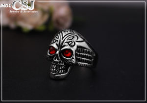 nhẫn nam inox đâu lâu sọ người mắt đỏ đẹp