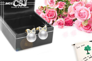 bông tai nữ inox nơ ngọc trai sang trọng với vẻ đẹp đầy quyến rũ