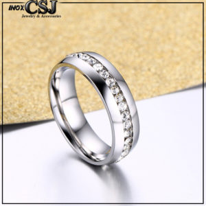 Nhẫn titan đính xoàn quanh chiếc cực sang trọng giá rẻ, Công Sang chuyên bán sỉ nhẫn titan, bỏ sỉ nhẫn titan, cung cấp giao sỉ nhẫn titan đính đá giá sỉ rẻ nhất TPHCM