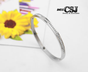 Vòng tay titan nữ màu trắng đính 1 hàng xoàn cực đep BH vĩnh viễn không đen