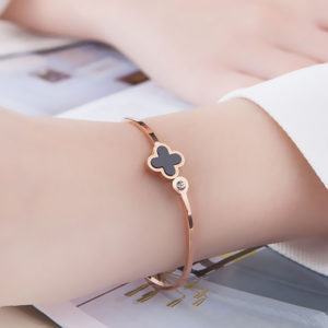 Vòng tay nữ titan bông 4 cánh cẩm xà cừ màu đen mạ vàng hồng