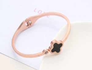 Vòng tay nữ titan bông 4 cánh cẩm xà cừ màu đen mạ vàng hồng
