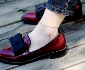 Lắc chân nữ titan chữ love, vòng chân chữ love cách điệu màu trắng thời trang Hàn Quốc