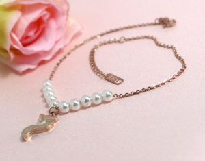 Lắc chân titan con cáo màu vàng hồng