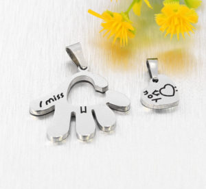 Dây chuyền cặp đôi inox trái tim lồng trong bàn tay đẹp, món quà ý nghĩa