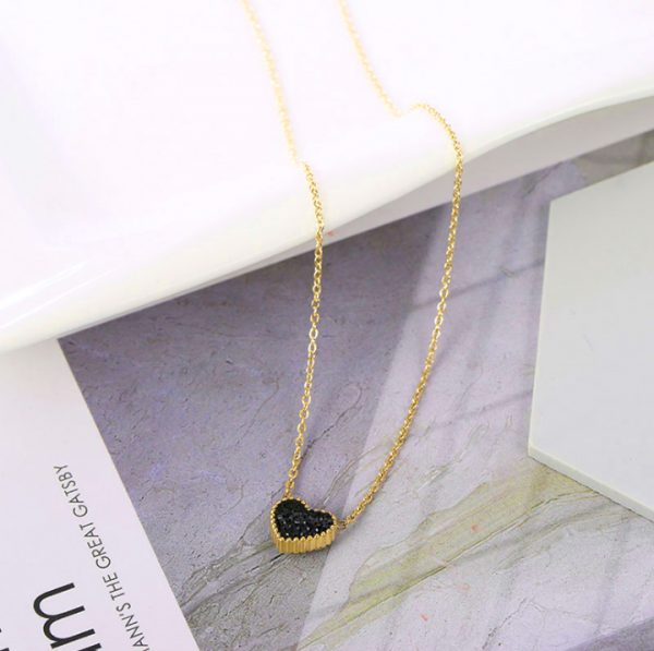 Dây chuyền titan trái tim đen đỏ