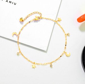 Lắc chân titan trăng sao cách điệu màu vàng