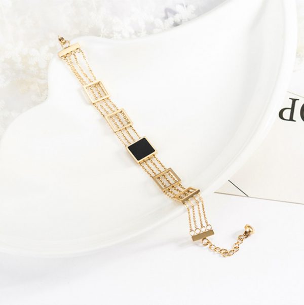 TA235d-Lắc tay titan mặt hình vuông