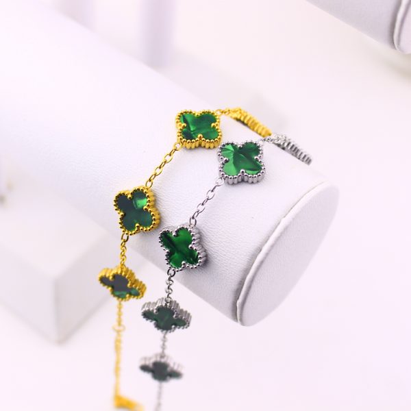 TA485b Lắc tay van cleef hoa 4 cánh nền màu xanh lá