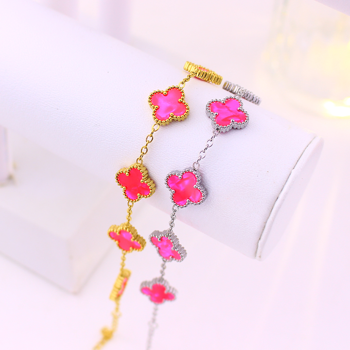 TA489b Lắc tay van cleef hoa 4 cánh nền màu hồng đậm dạ quang