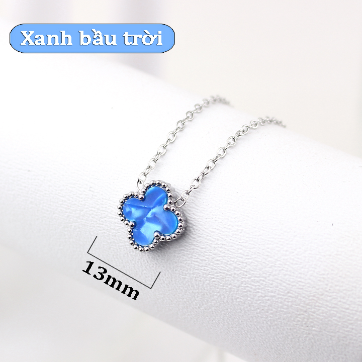 TN826a Dây chuyền titan hoa 4 cánh van cleef nền màu xanh bầu trời