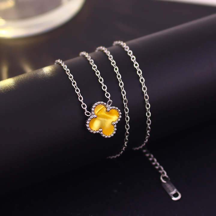 TN829c Dây chuyền titan hoa 4 cánh van cleef nền màu hổ phách