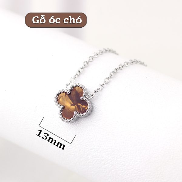 TN835a Dây chuyền titan hoa 4 cánh van cleef nền màu gỗ óc chó