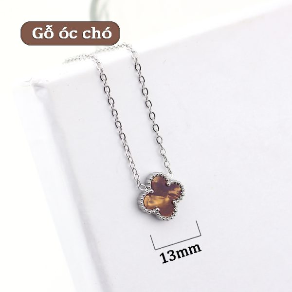 TN835b Dây chuyền titan hoa 4 cánh van cleef nền màu gỗ óc chó