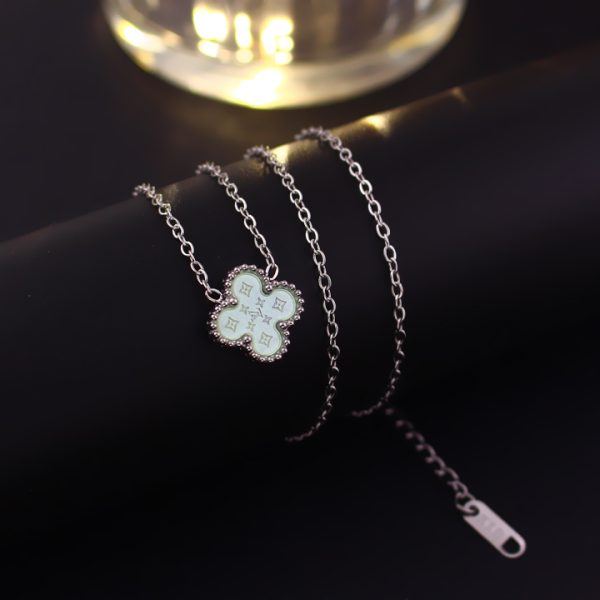 TN839c Dây chuyền titan hoa 4 cánh van cleef nền LV màu xanh ngọc