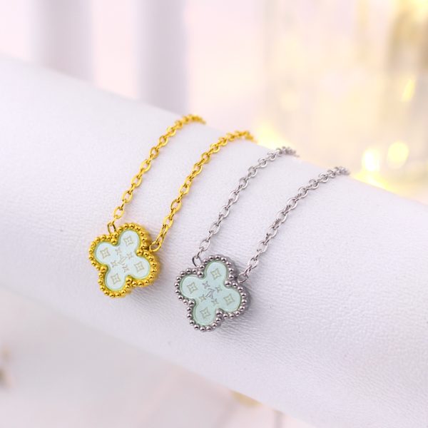 TN839d Dây chuyền titan hoa 4 cánh van cleef nền LV màu xanh ngọc