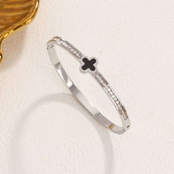 TV228g Vòng tay nữ titan mặt hoa 4 cánh đen van cleef