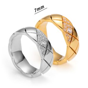 TC031c Nhẫn titan chạm họa tiết quả trám đính kim