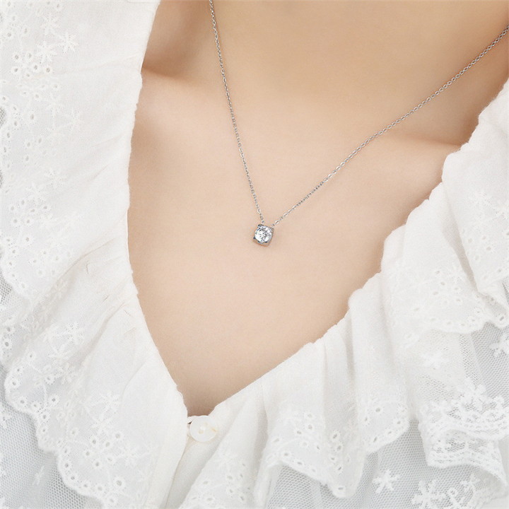 TN031h Dây chuyền titan mặt chấu vuông đính đá tròn