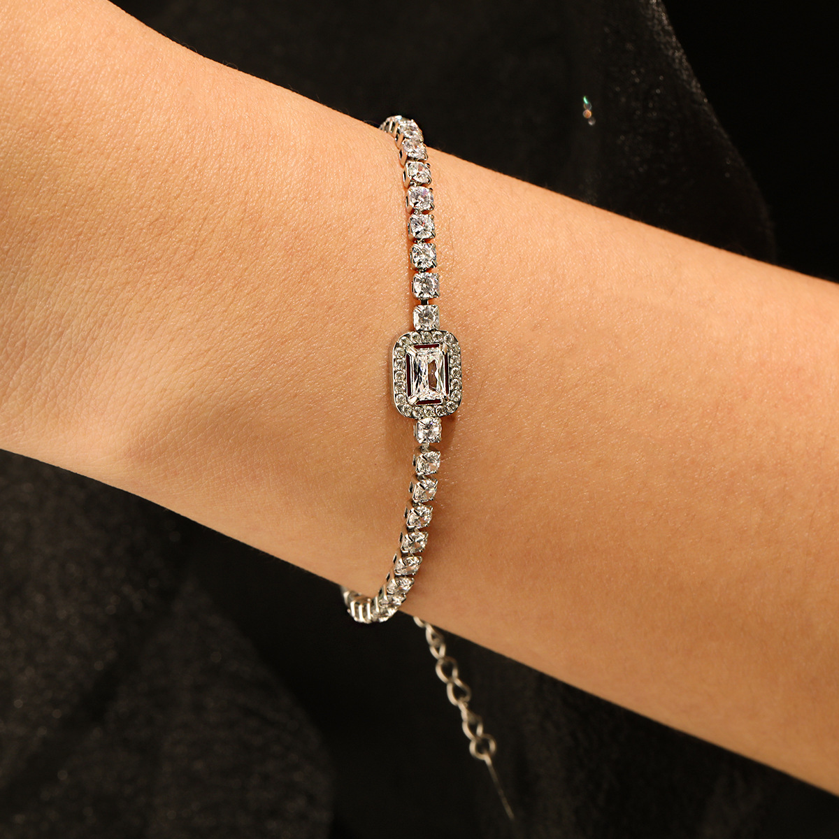 TA101e Lắc tay nữ titan mặt hình chữ nhật đính full kim