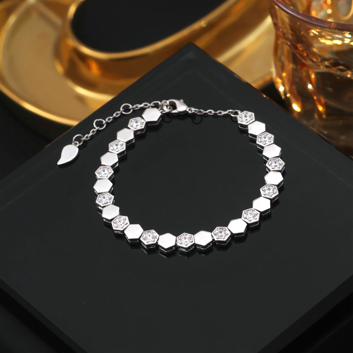 TA339g Lắc tay nữ titan hình tổ ong đính kim đá cách điêu