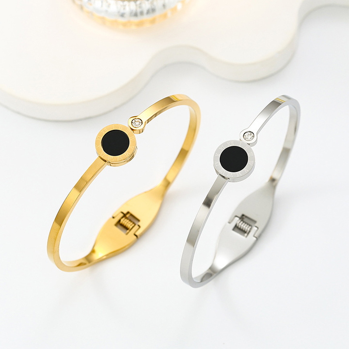 TV072c Vòng tay titan số la mã mặt tròn nền đen màu vàng