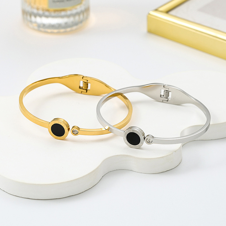 TV072d Vòng tay titan số la mã mặt tròn nền đen màu vàng