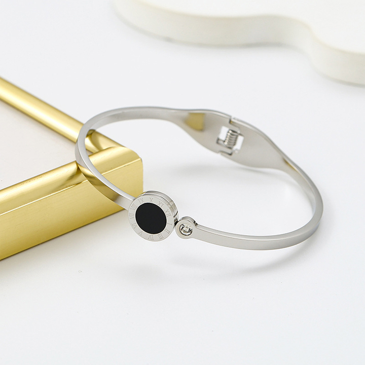 TV072e Vòng tay titan số la mã mặt tròn nền đen màu vàng