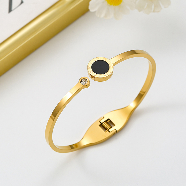 TV072f Vòng tay titan số la mã mặt tròn nền đen màu vàng