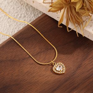 TN913b Dây chuyền titan mặt hình trái tim đinh đá