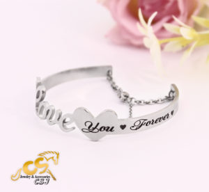 vòng tay nữ chữ love inox đẹp không đen
