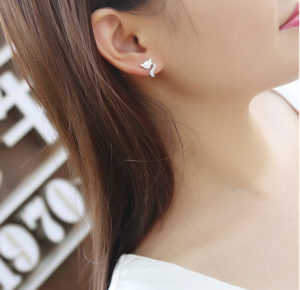 Bông tai titan con cáo, hoa tai con hồ ly titan phun cát màu trắng không đen vĩnh viễn, CSJ chuyên bán bỏ sỉ , cung cấp sỉ bông tai nữ titan con cáo đẹp giá sỉ rẻ nhất HCM