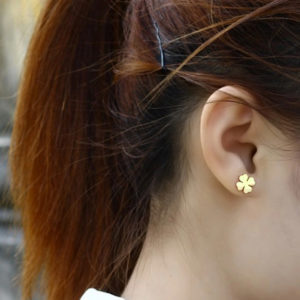 CSJ nơi chuyên cung cấp bán bỏ sỉ Bông tai titan nữ cỏ 4 lá may mắn màu vàng tươi đẹp giá sỉ tốt nhất rẻ nhất HCM