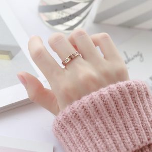 TC030g-Nhẫn titan nữ số la mã đính đá cách điệu