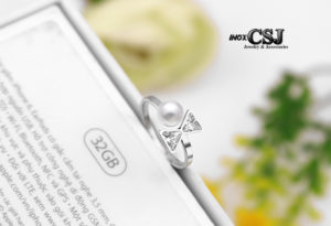 Nhẫn nữ inox ngọc trai cách điệu chiếc nơ xinh xắn đẹp giá rẻ phong cách HQ