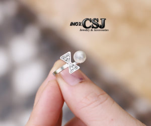Nhẫn nữ inox ngọc trai cách điệu chiếc nơ xinh xắn đẹp giá rẻ phong cách HQ