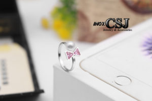 trang sức inox công sang chuyên bán sỉ N139d-nhẫn nữ inox ngọc trai cách điệu chiếc nơ đá hồng thời trang Hàn Quốc, bỏ sỉ nhẫn nữ inox đẹp giá rẻ HCm,