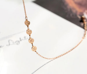 Lắc chân titan chữ love màu vàng hồng đẹp giá rẻ thời trang Hàn Quốc không đen