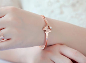 Công sang chuyên bán sỉ bỏ sỉ vòng tay titan con bướm, vòng tay titan mạ vàng, vòng tay thời trang Hàn Quốc thép không gỉ,