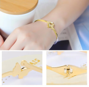 vòng tay con bướm phun cát mạ vàng tười, vòng tay con bướm titan không đen, bán bỏ sỉ vòng tay titan con bướm, lắc tay con bướm mạ vàng,