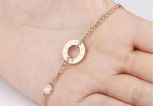 Lắc chân nữ titan cartier love màu vàng hồng cực xinh, nới chuyên cung cấp bán bỏ sỉ lắc chân nữ cartier love