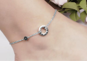 Lắc chân nữ titan cartier màu trắng không đen vĩnh viễn