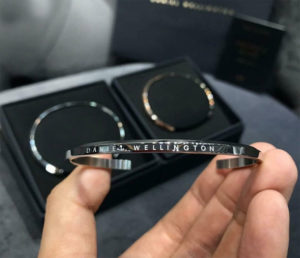 Vòng tay titan Daniel Welling có size nam và nữ màu trắng