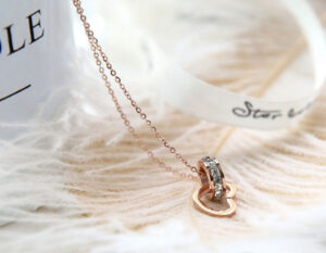 Dây chuyền titan vòng tròn đính đá lồng trái tim màu hồng