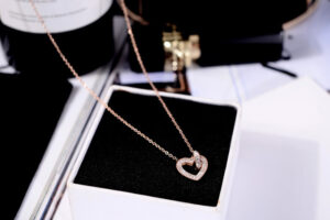 Dây chuyền titan trái tim đính đá thời trang màu hồng