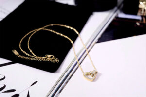 Dây chuyền titan trái tim đính đá thời trang màu vàng