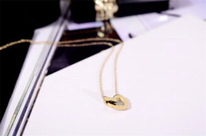 Dây chuyền titan trái tim đính đá thời trang màu vàng