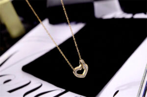 Dây chuyền titan trái tim đính đá thời trang màu vàng