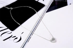 Dây chuyền titan trái tim đính đá thời trang màu trắng