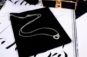 Dây chuyền titan trái tim đính đá thời trang màu trắng